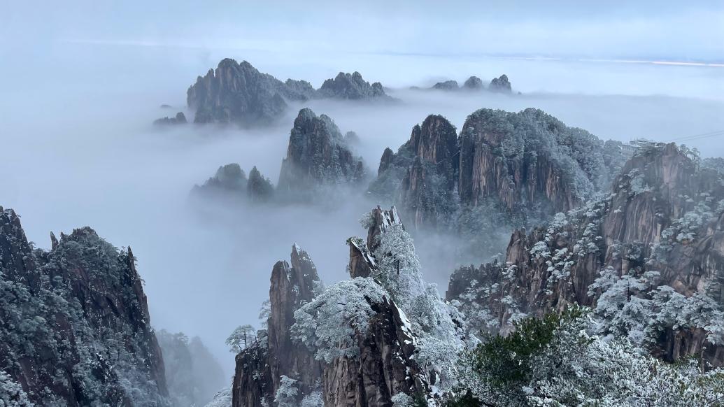 冬雪浪漫加持黄山景区，游客惊呼“童话世界”次元壁破了