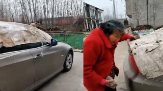 九旬母親擔(dān)心兒子愛車結(jié)冰，用磚塊和塑料布擋雨防凍
