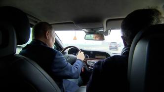 普京亲自驾车视察被炸大桥，转向技术熟练堪称“老司机”