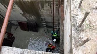 在污水处理厂井中作业时爬梯滑落，男子被困10米深井