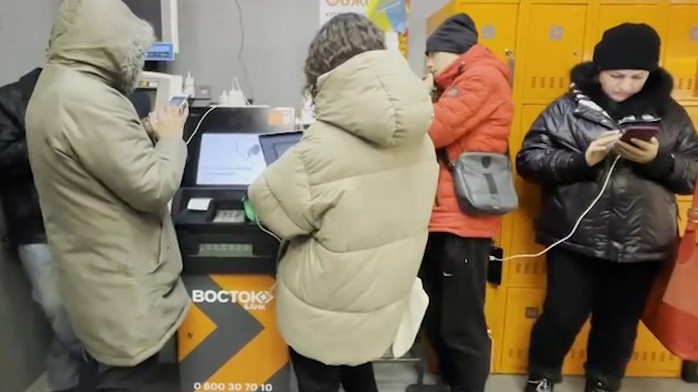 为给手机充电，乌克兰敖德萨民众不得不在超市排队