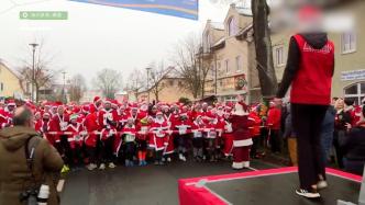 德国举行圣诞老人半程马拉松，参赛者包括儿童和宠物
