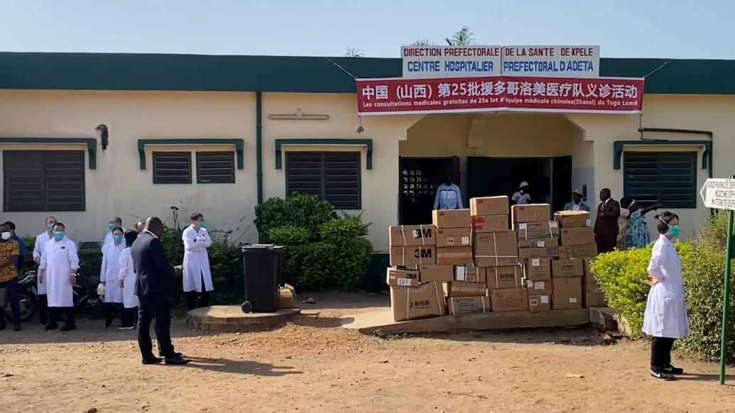 中国援多哥医疗队举行义诊活动，为患者提供免费药品