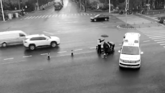 女子雨天遇车祸受伤，民警为其撑伞并暖心鼓励等待救援