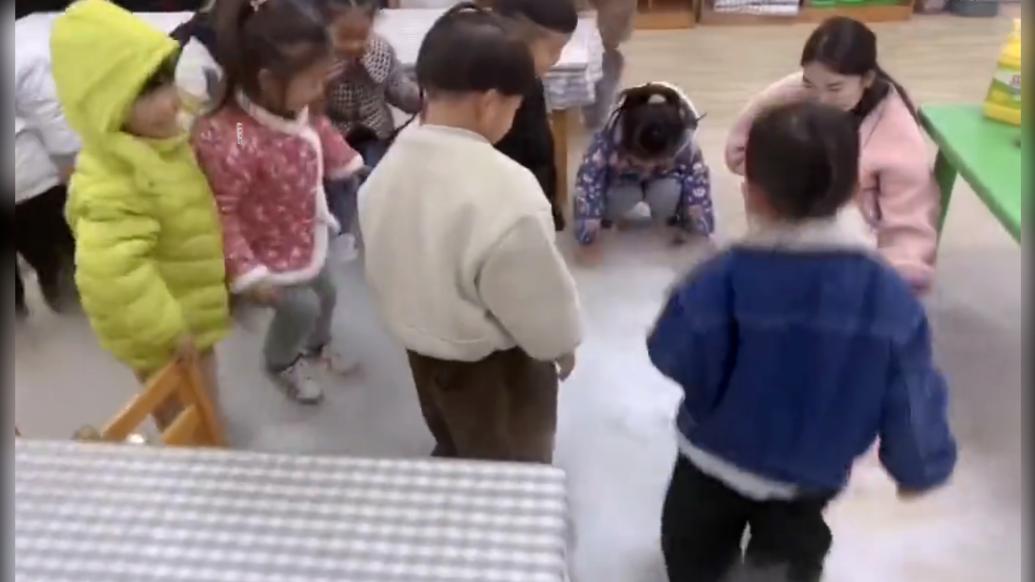 幼师做干冰实验课堂秒变仙境，小朋友们兴奋不已