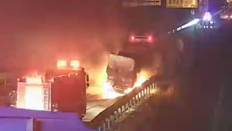 货车自燃司机未察觉收费站工作人员报警，荆州消防救援