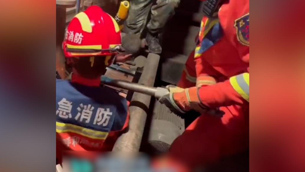 大爺爬進(jìn)鍋爐掏灰不慎被卡