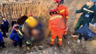 工地塌方两人被困，消防员挖土救出