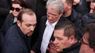 抗议总理涉嫌腐败，阿尔巴尼亚前总统游行中被人击打脸部