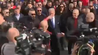 阿尔巴尼亚前总统游行中遇袭，被一名男子重拳击打脸部