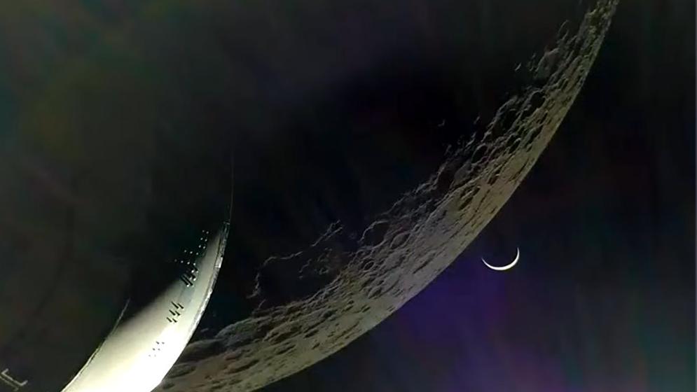 “新月形”地球升起！“猎户座”飞船拍下罕见地月同框