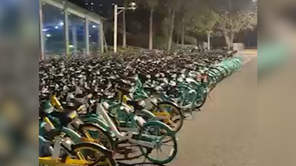 南京一地铁站被共享单车堵死，城管部门：挪拖治标不治本