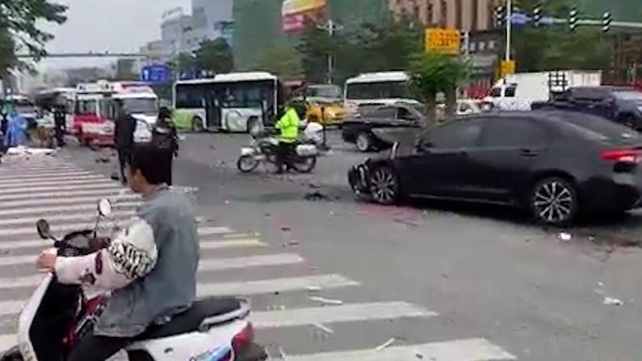 湛江一路口發生轎車沖撞事故，多人受傷