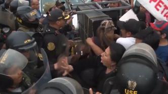 秘鲁前总统试图解散国会后被捕，支持者抗议时与警方发生冲突