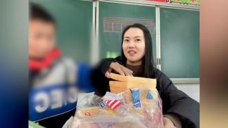 小学老师和全班学生分享面包：为了奖励他们，孩子们很开心