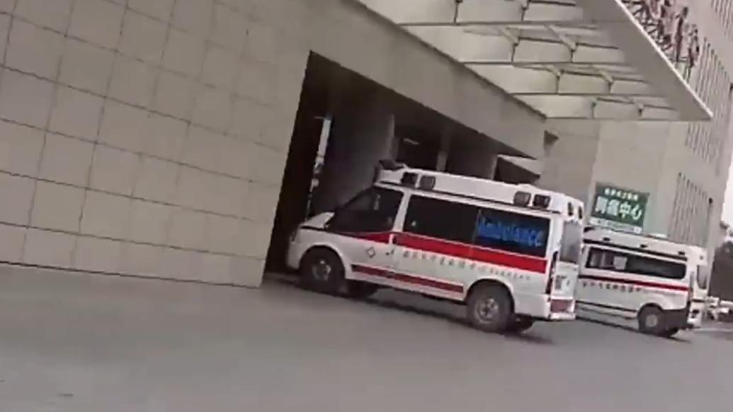孕婦羊水破裂即將臨盆,交警駕駛警車開道將其送醫