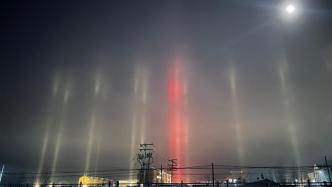 内蒙古阿里河镇现“寒夜光柱”：柱状光线直通夜空