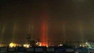 内蒙古阿里河镇现“寒夜光柱”：柱状光线直通夜空