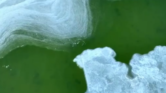 内蒙古乌梁素海半水半冰似翡翠