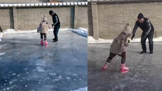 担心外孙女去河里滑冰有危险，老人在院中为她建“冰场”