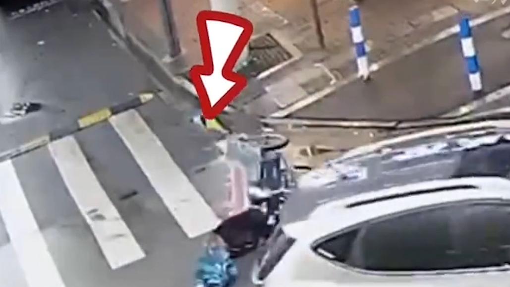 老人過路口時不慎摔倒，警民聯手幫助老人