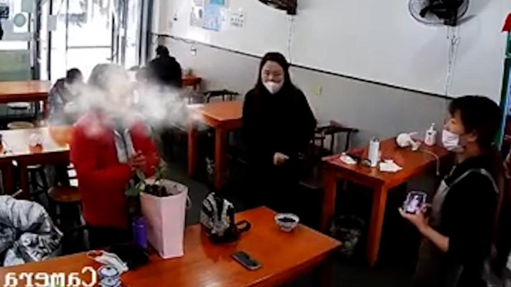 女子飯店吃飯相中飯碗偷偷“打包”，被服務員一把薅出