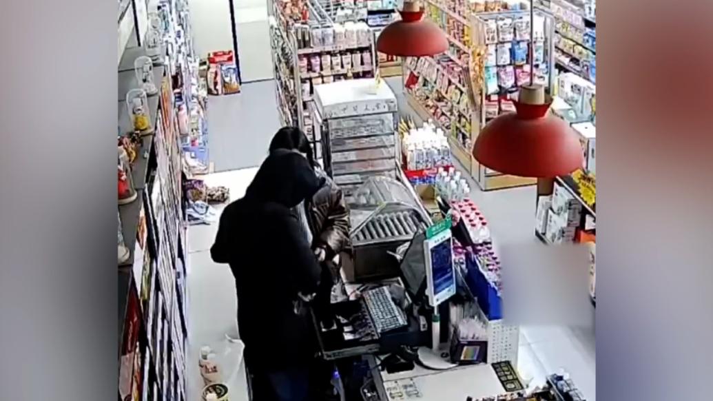 男子蒙面持刀抢劫超市1200余元，两小时后被抓