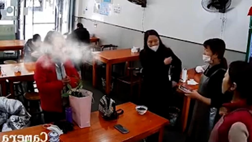 女子飯店吃飯相中飯碗偷偷“打包”，被服務員一把薅出