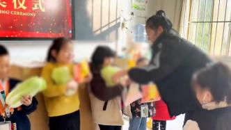 小学老师买白菜作为奖品发给学生