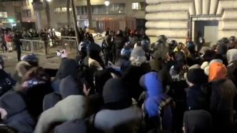 阿富汗移民与巴黎防暴警察在街头发生冲突