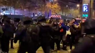 世界杯法国挺进决赛，球迷赛后与巴黎警察发生冲突