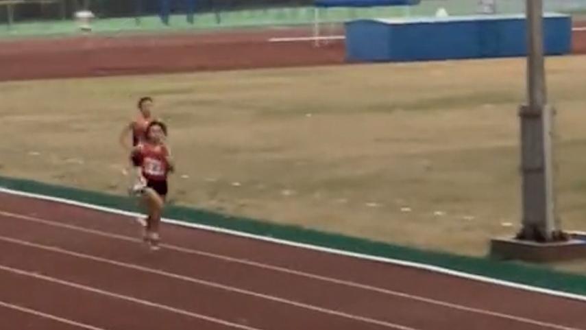 中学生田径运动会，4×400米接力赛上女生极限反超