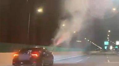兩人圖好玩駕車放煙花,被記3分罰100元