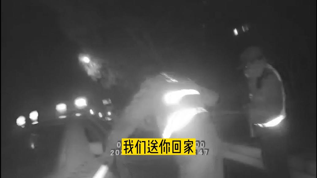 暖心幀丨高齡阿婆外出迷途，民警陪護平安回家