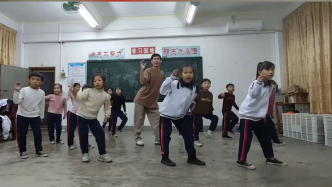 音乐老师利用课余时间教学生跳街舞：已教一年，孩子们很喜欢