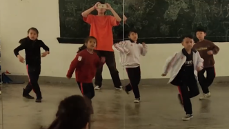 音乐老师利用课余时间教学生跳街舞：孩子们很喜欢