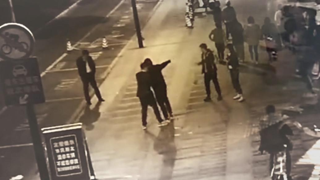 上海两男子聚餐后耍酒疯，脚踢电动车还袭扰路人