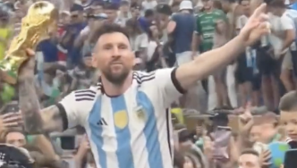 梅西复刻马拉多纳夺冠庆祝，这是阿根廷球王冥冥中的传承