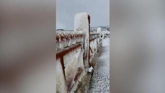 雪后威海海边的栏杆上结满冰凌，市民：就像冰河世纪