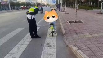幼童独自骑车穿梭机动车道上