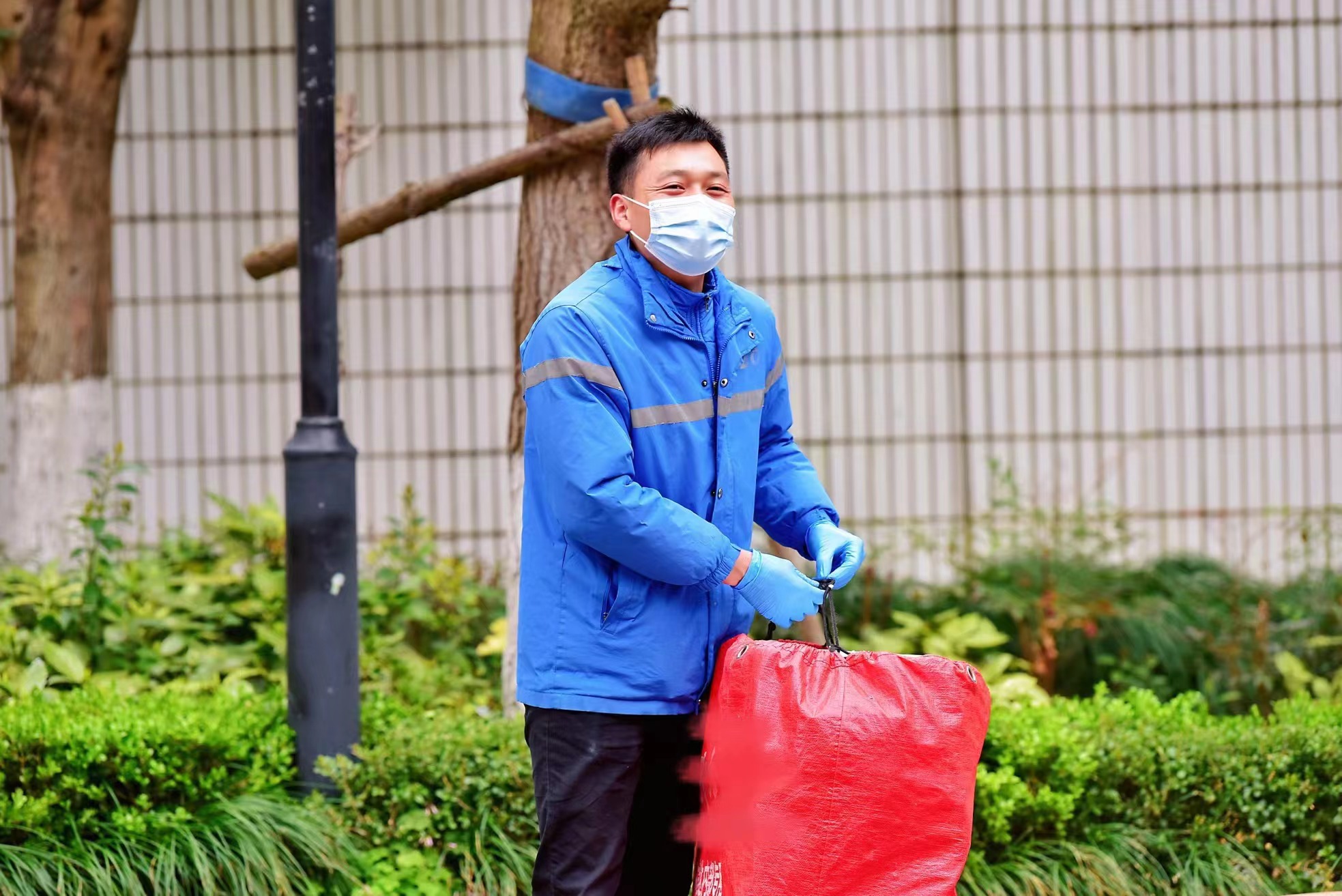 暖心！上海一快递小哥迅速出击为居民优先配送退烧药