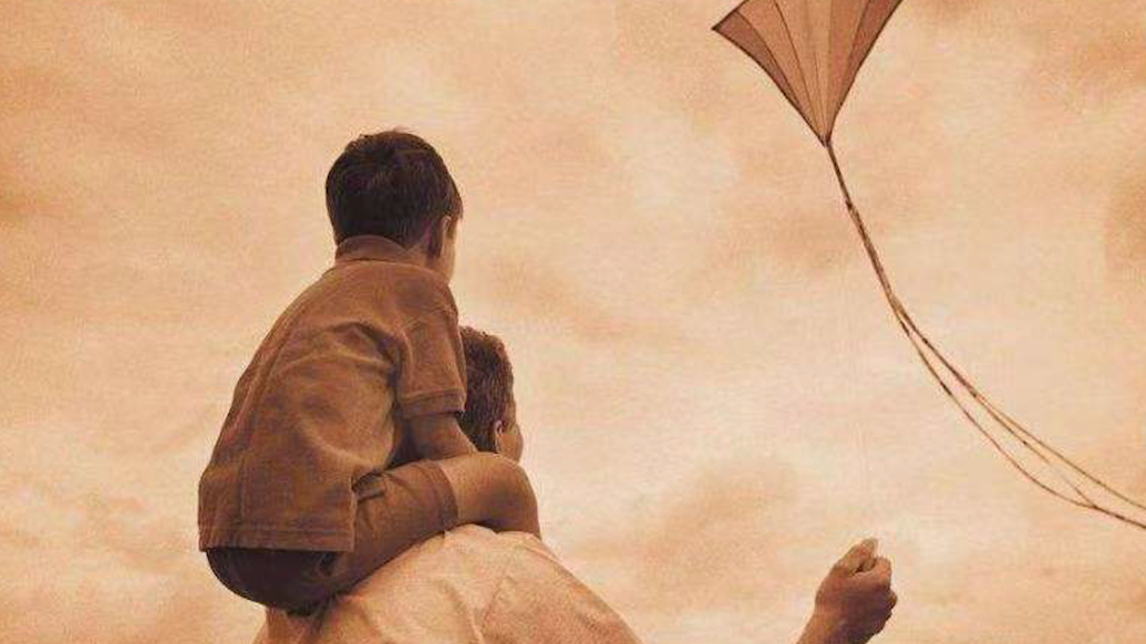 孫女買新車爺爺系上珍藏銅錢保平安