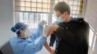 上海朱泾镇在村民家门口设疫苗接种点，“对老头老太来说真方便”