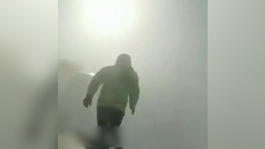 新疆交警頂10級風雪幫群眾找避險車輛