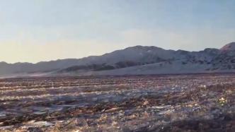 冰封季开启，新疆赛里木湖再现“冰推”奇观