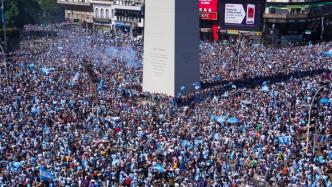 直播录像丨梅西捧大力神杯回国，阿根廷数十万球迷彻夜庆祝
