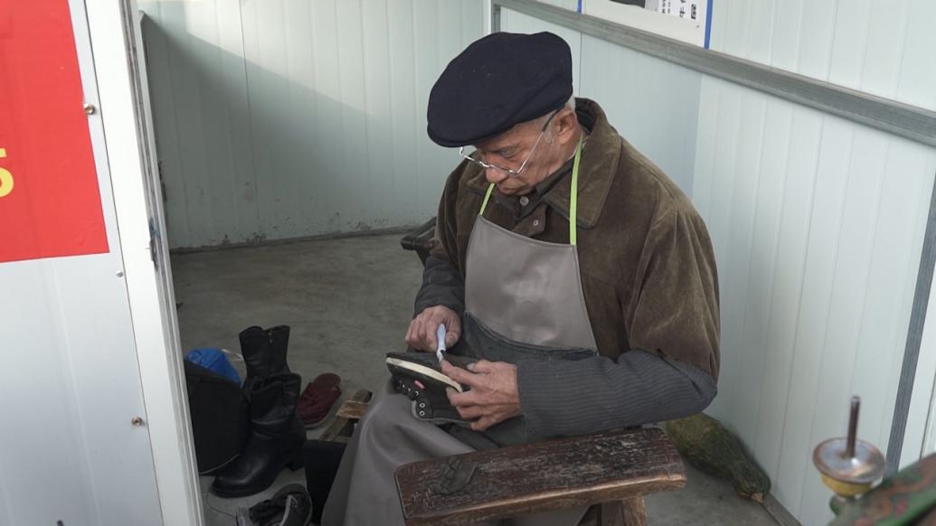 残疾老人经营修鞋铺，用攒下的积蓄资助百余名学生