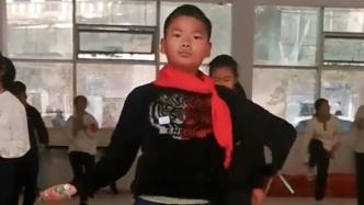 独臂少年参加体测将跳绳系在袖口，丝毫不输同学