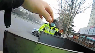 快遞三輪車側翻駕駛員被困，巡邏交警施救