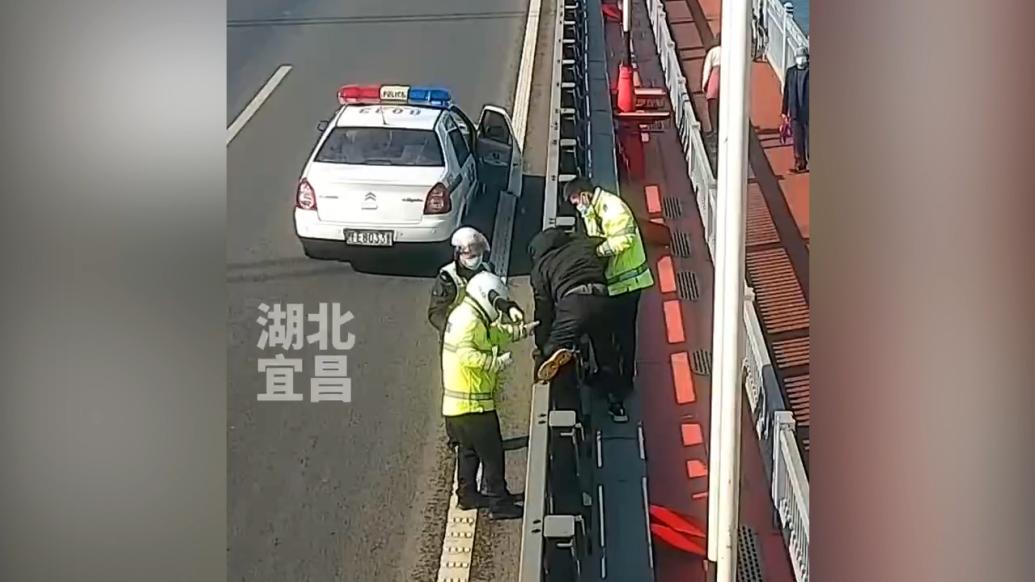 男子在大桥上欲轻生，民警赶到劝阻